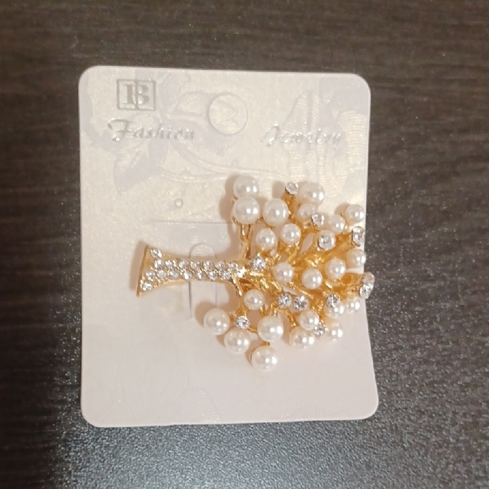 Elegant Gold and Faux Pearl Brooch